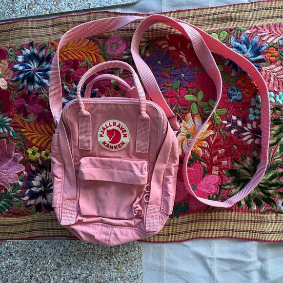 Fjallraven Kanken Sling in pink - Picture 1 of 4